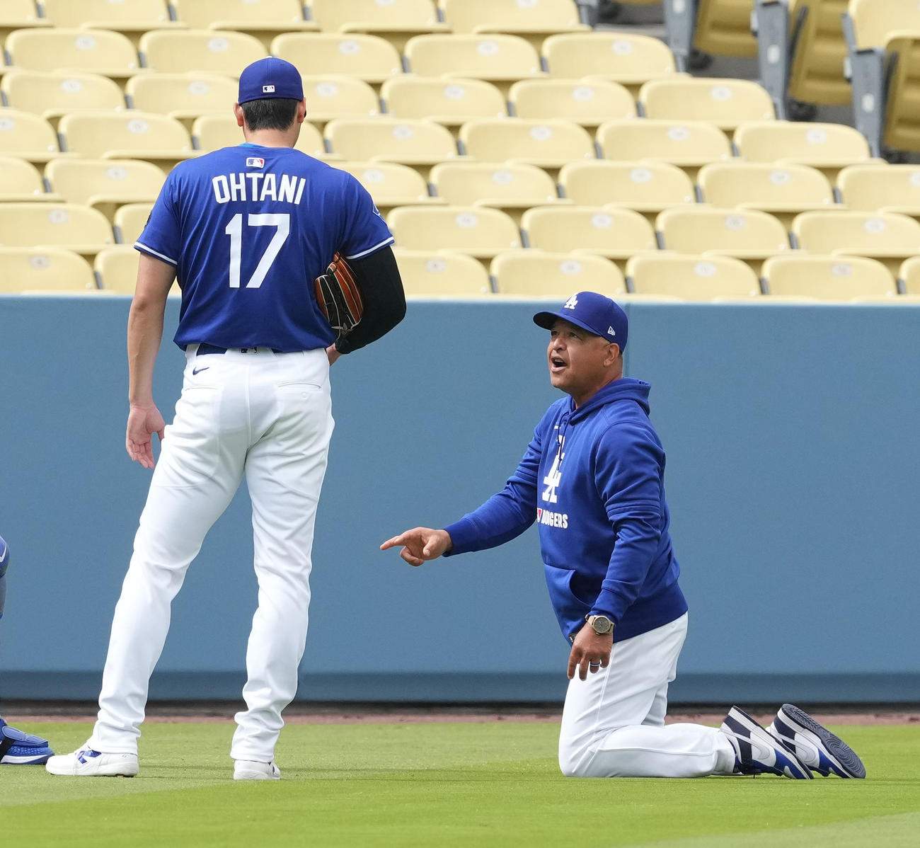 ドジャース対ロッキーズ　試合前の練習中にロバーツ監督（右）と話すドジャース大谷（撮影・菅敏）
