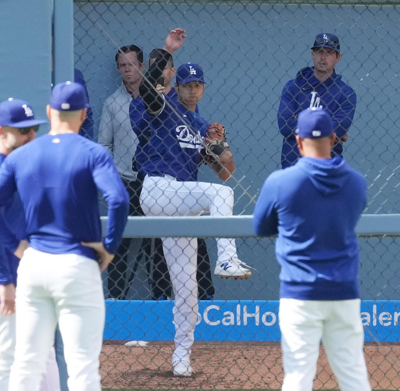 ドジャース対ロッキーズ　試合前、ブルペンで投球練習をするドジャース大谷（撮影・菅敏）