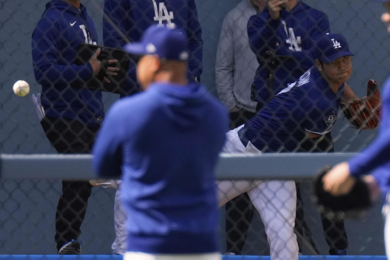 ドジャース大谷翔平（右）はロッキーズとの試合前、ロバーツ監督が見守る中、ブルペンで投球練習（AP)