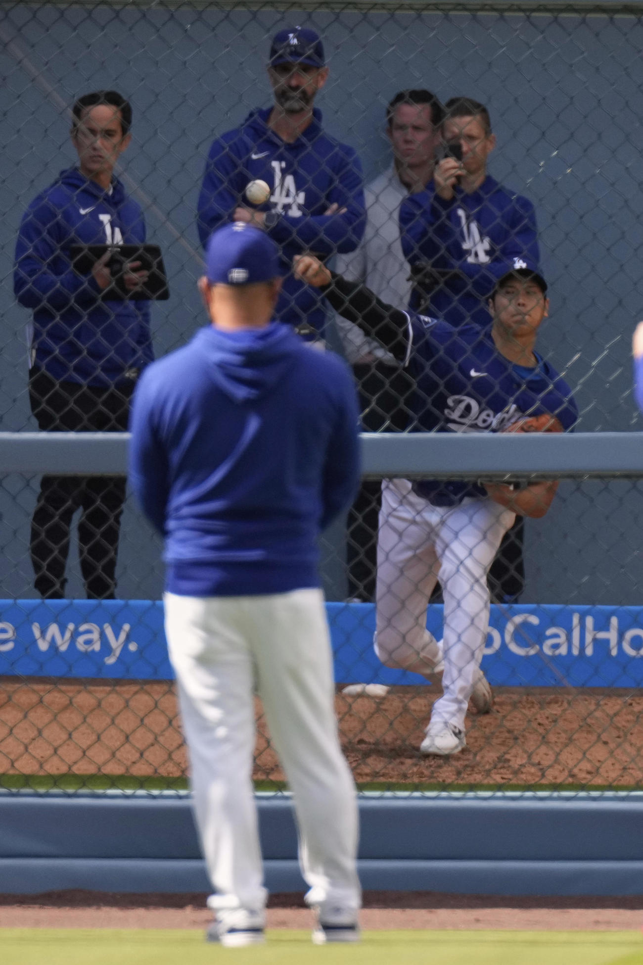 ドジャース大谷翔平（右）はロッキーズとの試合前、ロバーツ監督が見守る中、ブルペンで投球練習（AP)