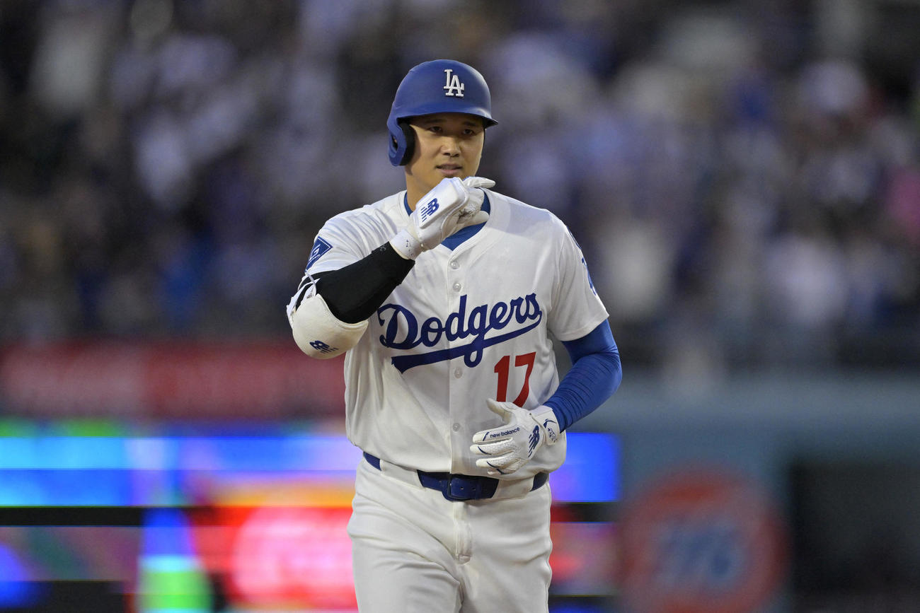 ドジャース大谷翔平はロッキーズ戦の第1打席でソロ本塁打を放つと喜びを表した（ロイター）