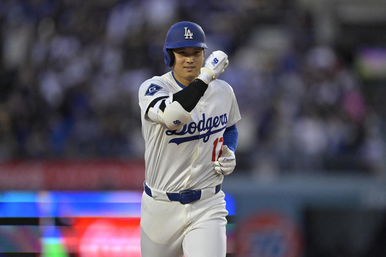 ドジャース大谷翔平はロッキーズ戦の第1打席でソロ本塁打を放つと喜びを表した（ロイター）