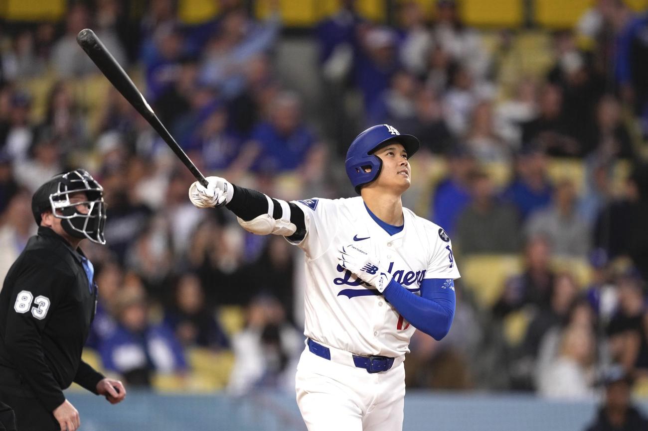 ドジャース大谷翔平はロッキーズ戦の第1打席で特大のソロ本塁打を放った（AP)