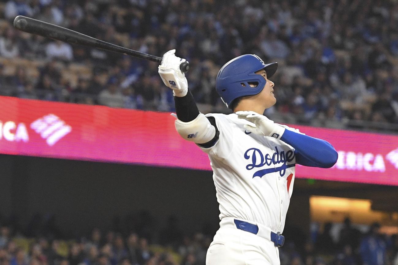 ドジャース大谷翔平はロッキーズ戦の第1打席で特大のソロ本塁打を放った（AP)