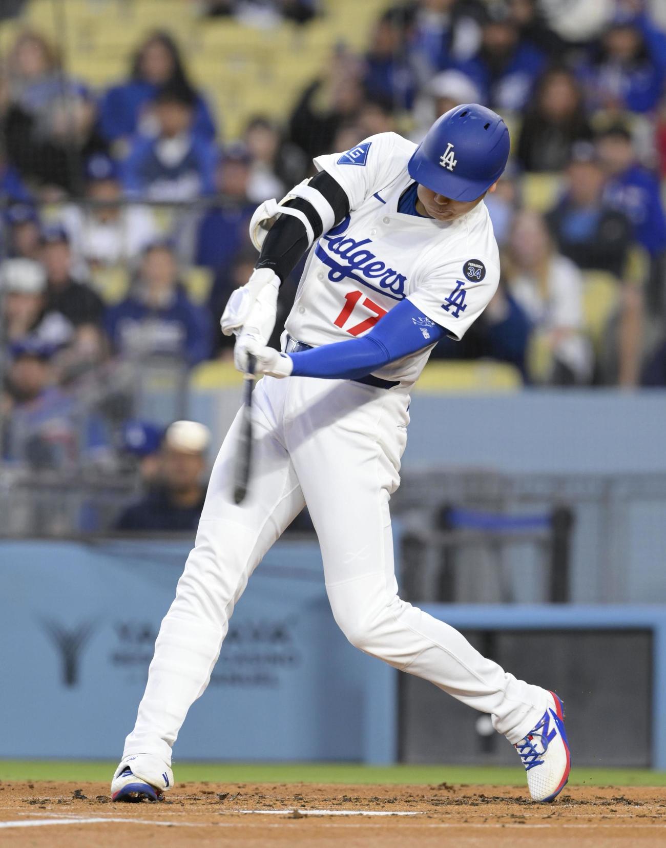ロッキーズ戦の1回、6号ソロを放つドジャース大谷（共同）