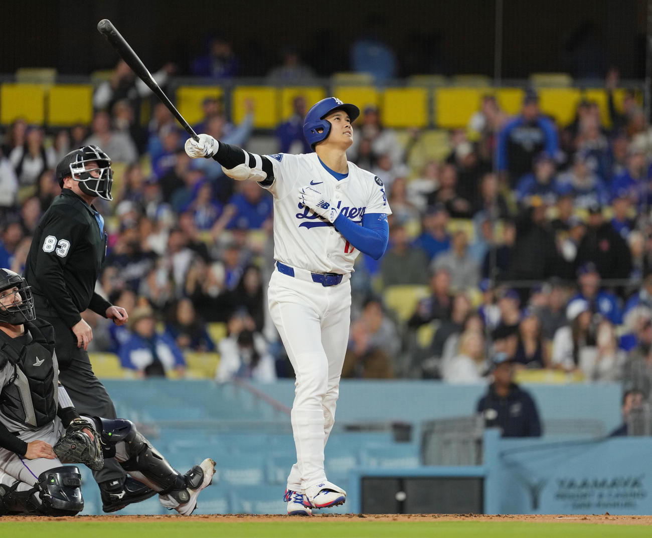 ドジャース対ロッキーズ　1回裏ドジャース無死、右越えに6号ソロ本塁打を放つ大谷（撮影・菅敏）
