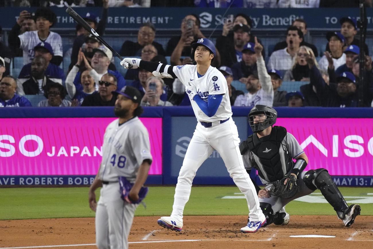ドジャース大谷翔平はロッキーズ戦の第1打席、特大の６号ソロ本塁打を放った（AP)