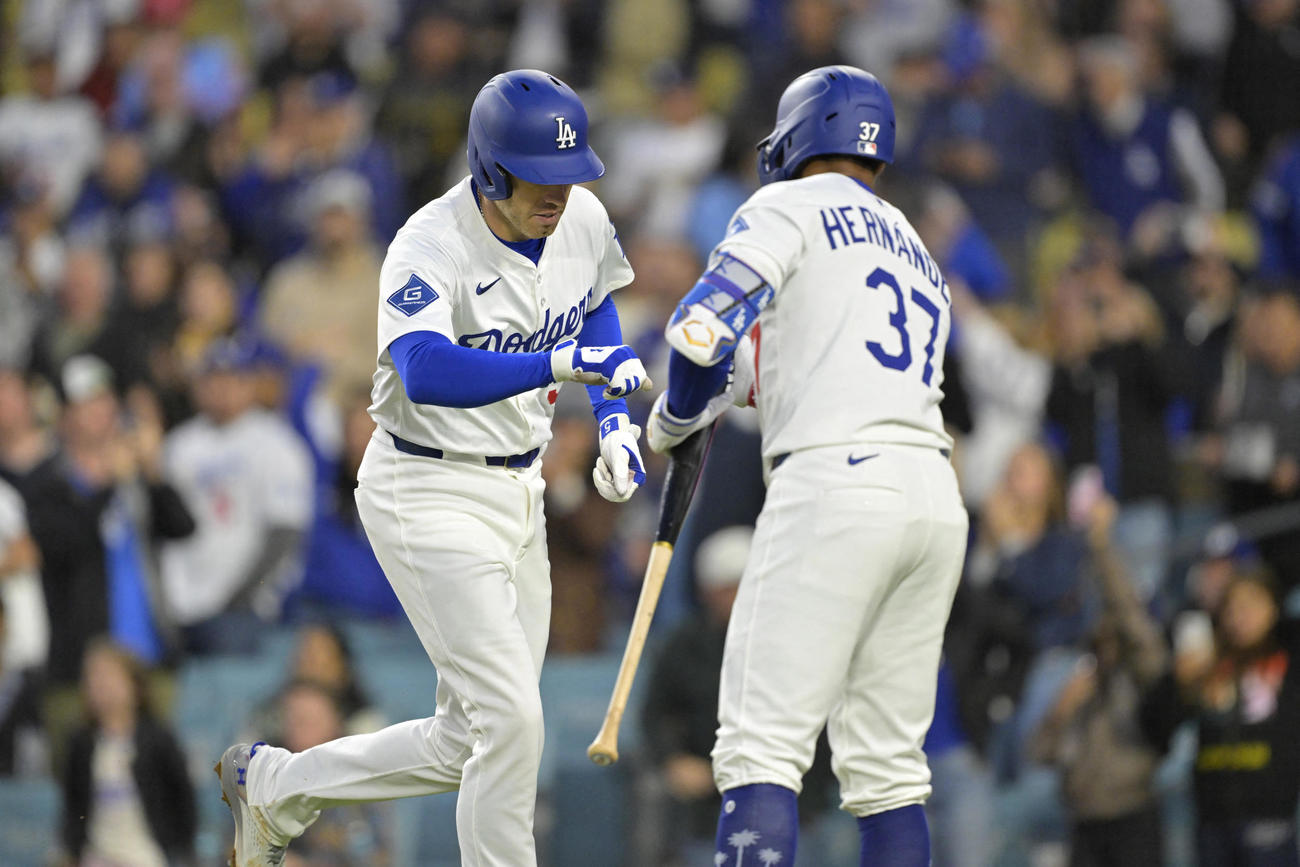 ドジャースのフリーマン（左）はロッキーズ戦の第1打席でソロ本塁打を放ち、同僚のT・ヘルナンデスから祝福された（ロイター）