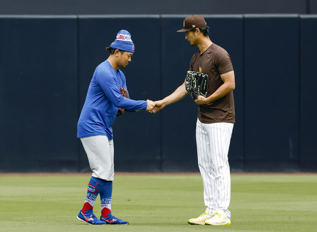 試合前、握手を交わすカブス今永（左）とパドレスのダルビッシュ（共同）
