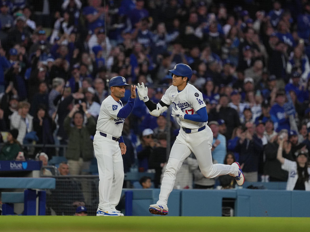 ドジャース対ロッキーズ　1回裏ドジャース無死、右越えに6号ソロ本塁打を放ち、エベル三塁コーチ（左）とタッチをする大谷（撮影・菅敏）