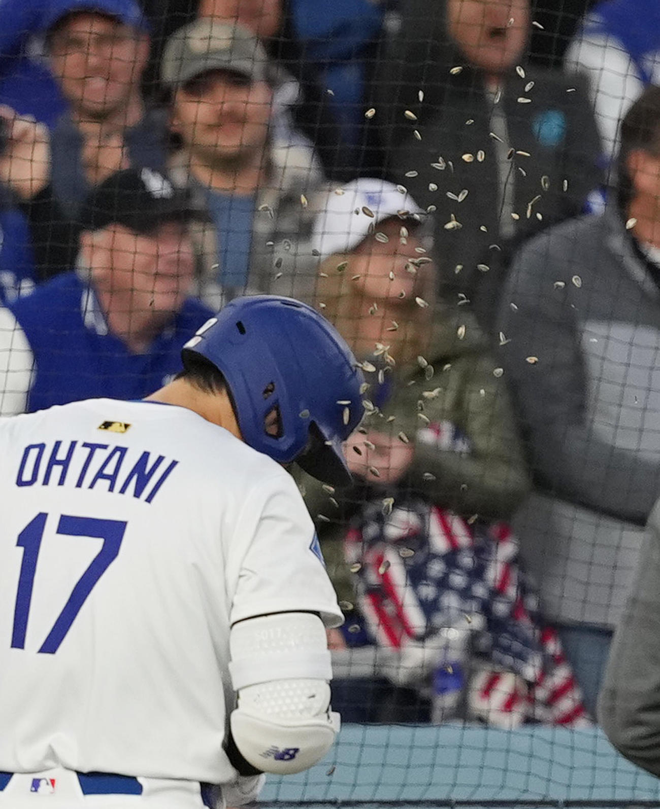 ドジャース対ロッキーズ　1回裏ドジャース無死、右越えに6号ソロ本塁打を放ち、ヒマワリの種を浴びる大谷（撮影・菅敏）