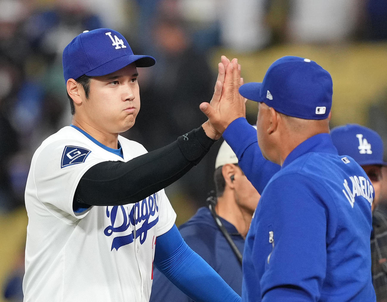 ドジャース対ロッキーズ　ロッキーズに勝利し、ロバーツ監督（右）とタッチをするドジャース大谷（撮影・菅敏）