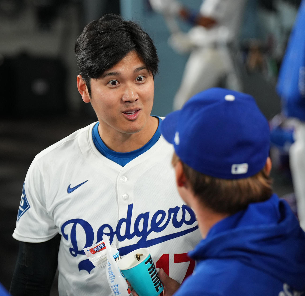 ドジャース対ロッキーズ　9回、ベンチで山本（手前）と話すドジャース大谷（撮影・菅敏）