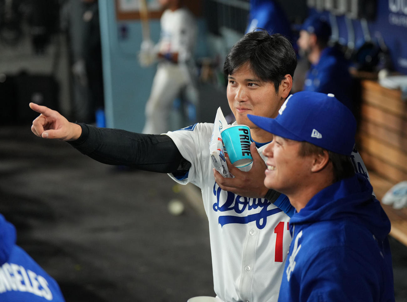 ドジャース対ロッキーズ　9回、ベンチで山本（手前）と話すドジャース大谷（撮影・菅敏）