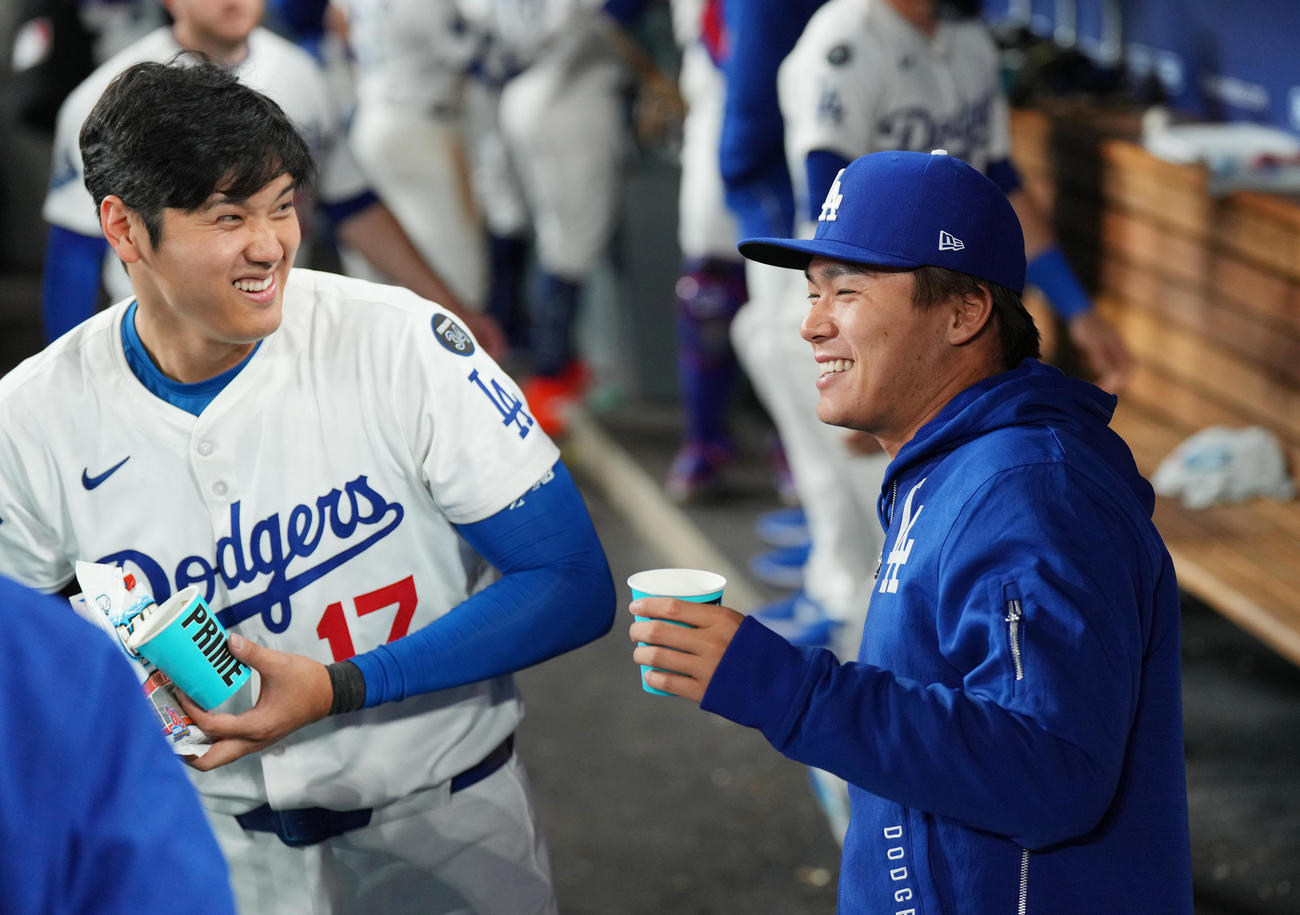 ドジャース対ロッキーズ　9回、ベンチで山本（右）と話すドジャース大谷（撮影・菅敏）