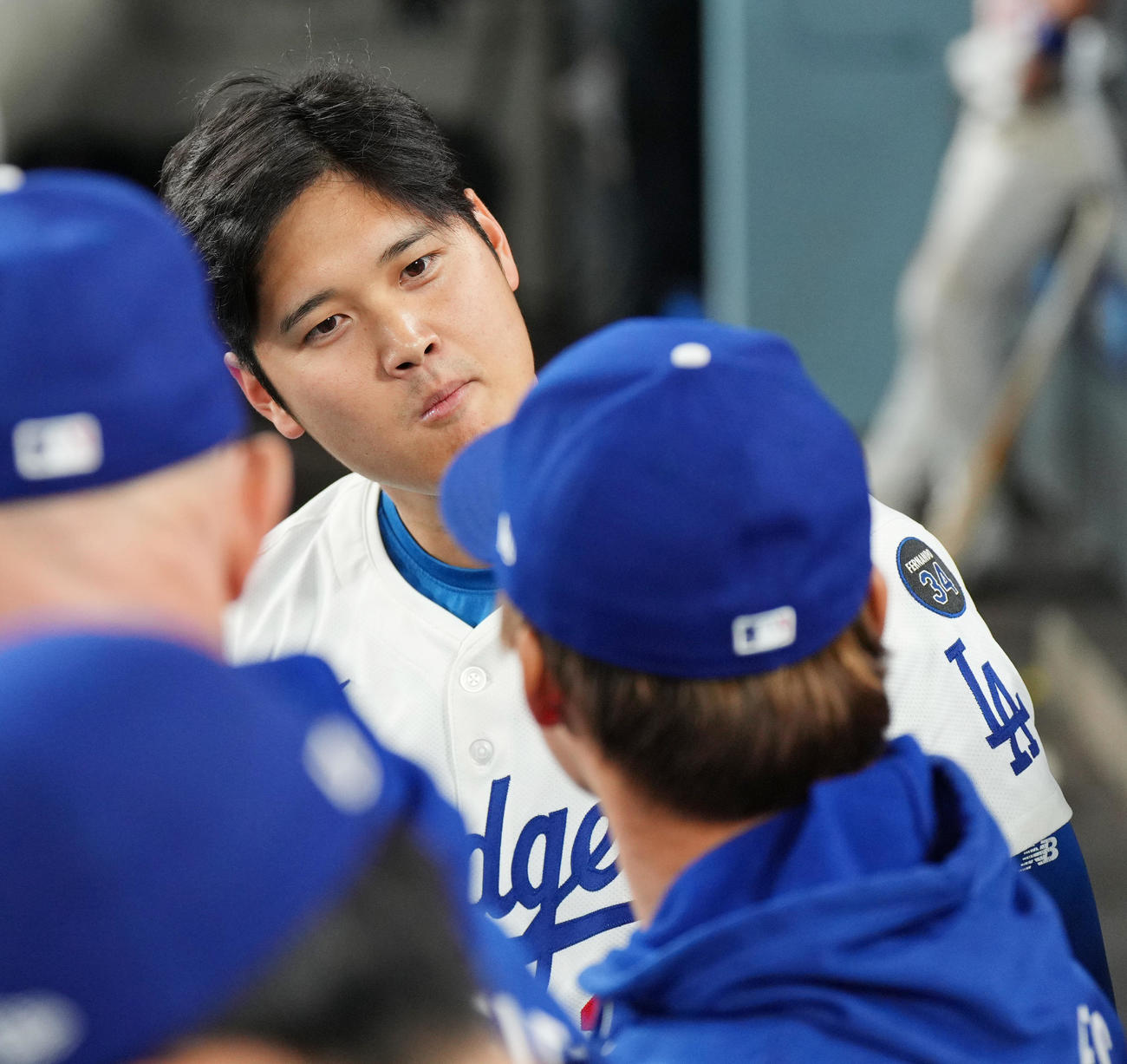 ドジャース対ロッキーズ　9回、ベンチで山本（手前）を見つめ、首をかしげるドジャース大谷（撮影・菅敏）