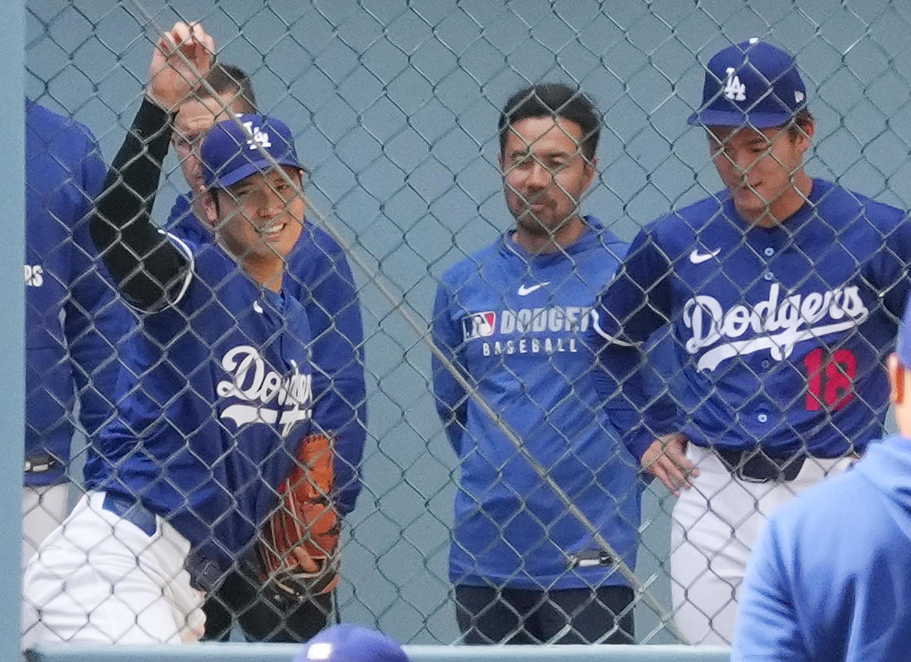 ドジャース対ロッキーズ　試合前、山本（右端）の視線を受けながら投球練習をするドジャース大谷（撮影・菅敏）
