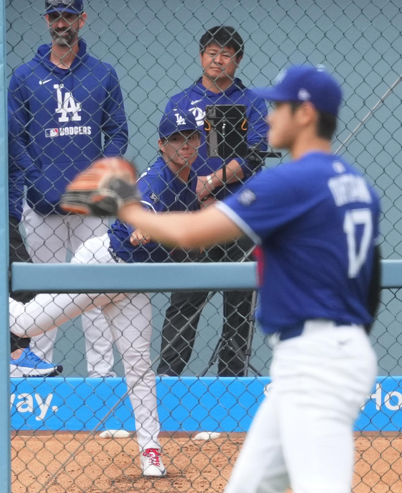 ドジャース対ロッキーズ　試合前、キャッチボールをする大谷（手前）を前に投球練習をするドジャース山本（撮影・菅敏）