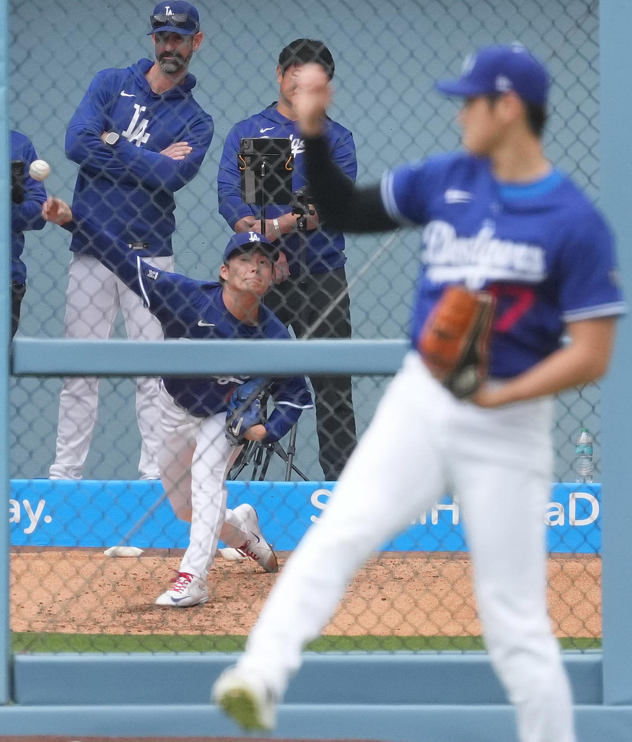 ドジャース対ロッキーズ　試合前、キャッチボールをする大谷（手前）を前に投球練習をするドジャース山本（撮影・菅敏）