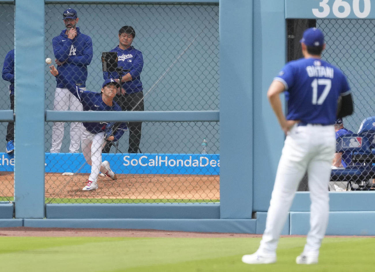 ドジャース対ロッキーズ　試合前、キャッチボールをする大谷（手前）を前に投球練習をするドジャース山本（撮影・菅敏）