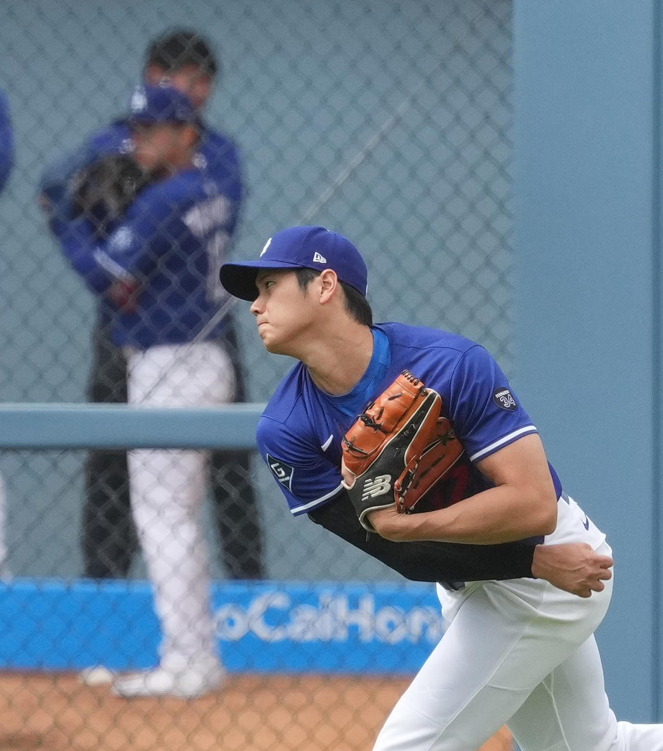 ドジャース対ロッキーズ　試合前、ブルペンで投球練習をする山本（後方）を横目にキャッチボールをするドジャース大谷（撮影・菅敏）