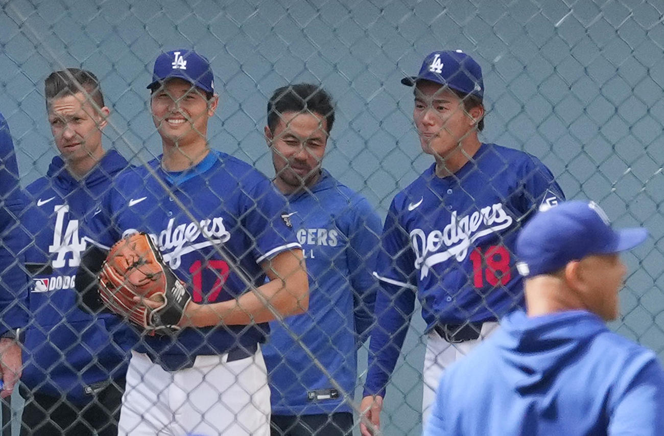 ドジャース対ロッキーズ　試合前、山本（右端）の視線を受けながら投球練習をするドジャース大谷（撮影・菅敏）
