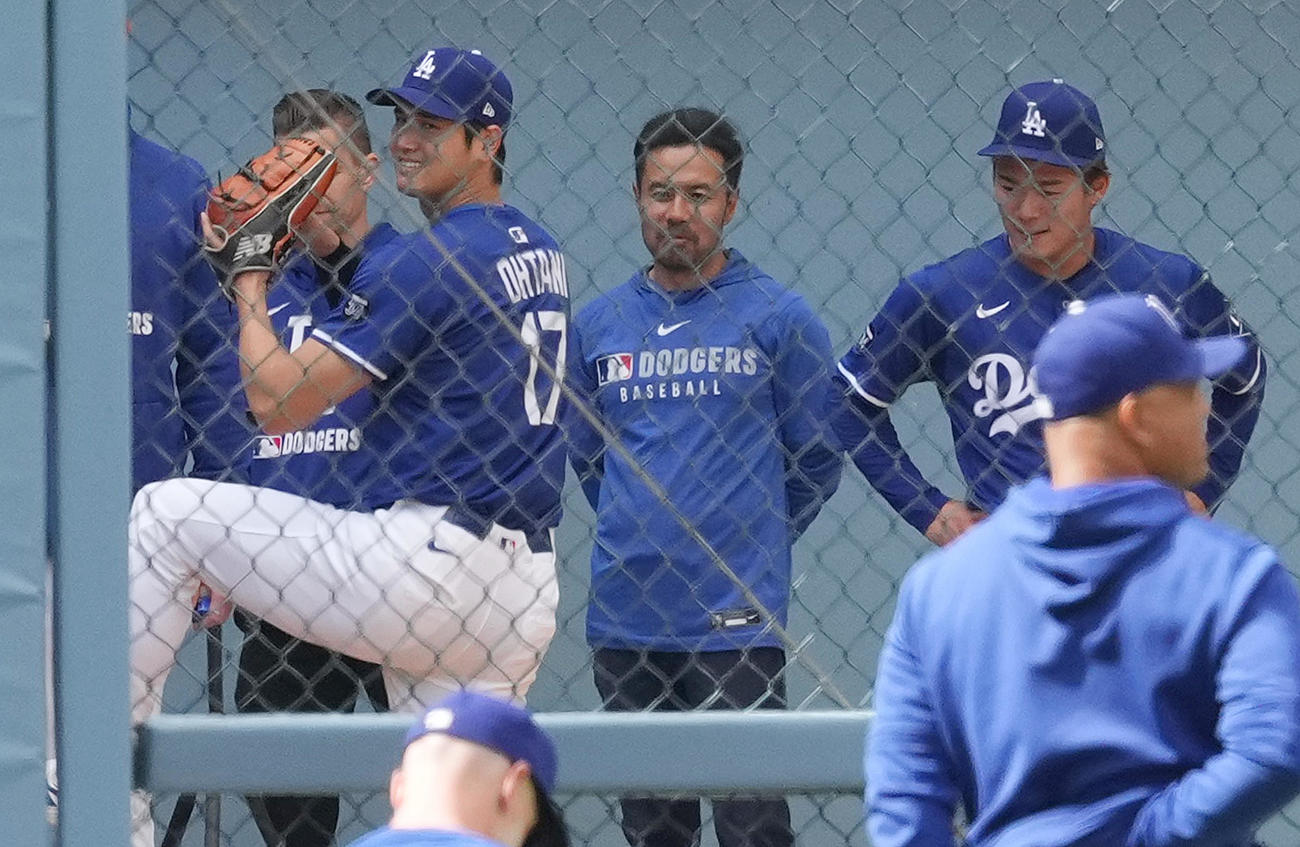 ドジャース対ロッキーズ　試合前、山本（右端）の視線を受けながら投球練習をするドジャース大谷（撮影・菅敏）