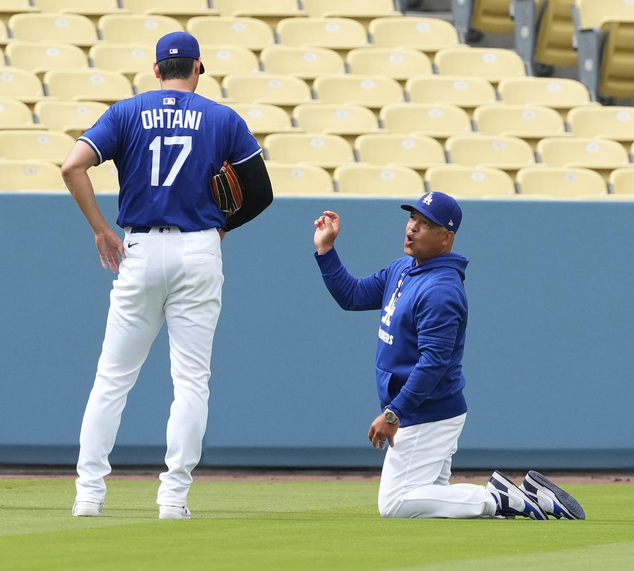 ドジャース対ロッキーズ　試合前の練習中にロバーツ監督（右）と話すドジャース大谷（撮影・菅敏）