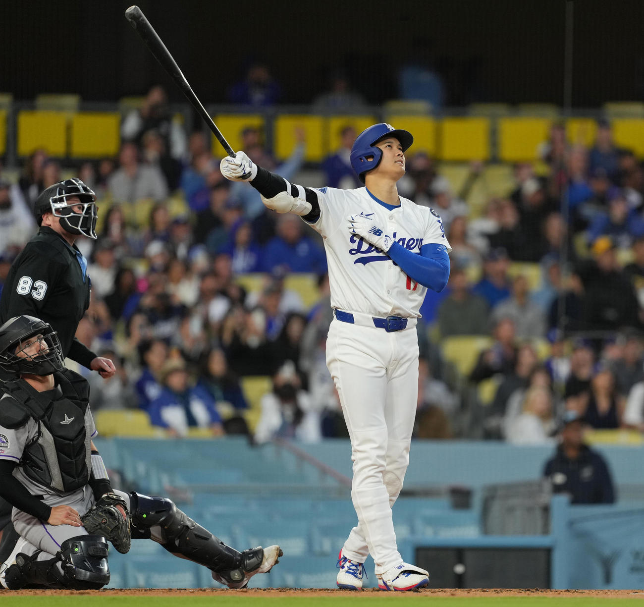 ドジャース対ロッキーズ　1回裏ドジャース無死、右越えに6号ソロ本塁打を放つ大谷（撮影・菅敏）