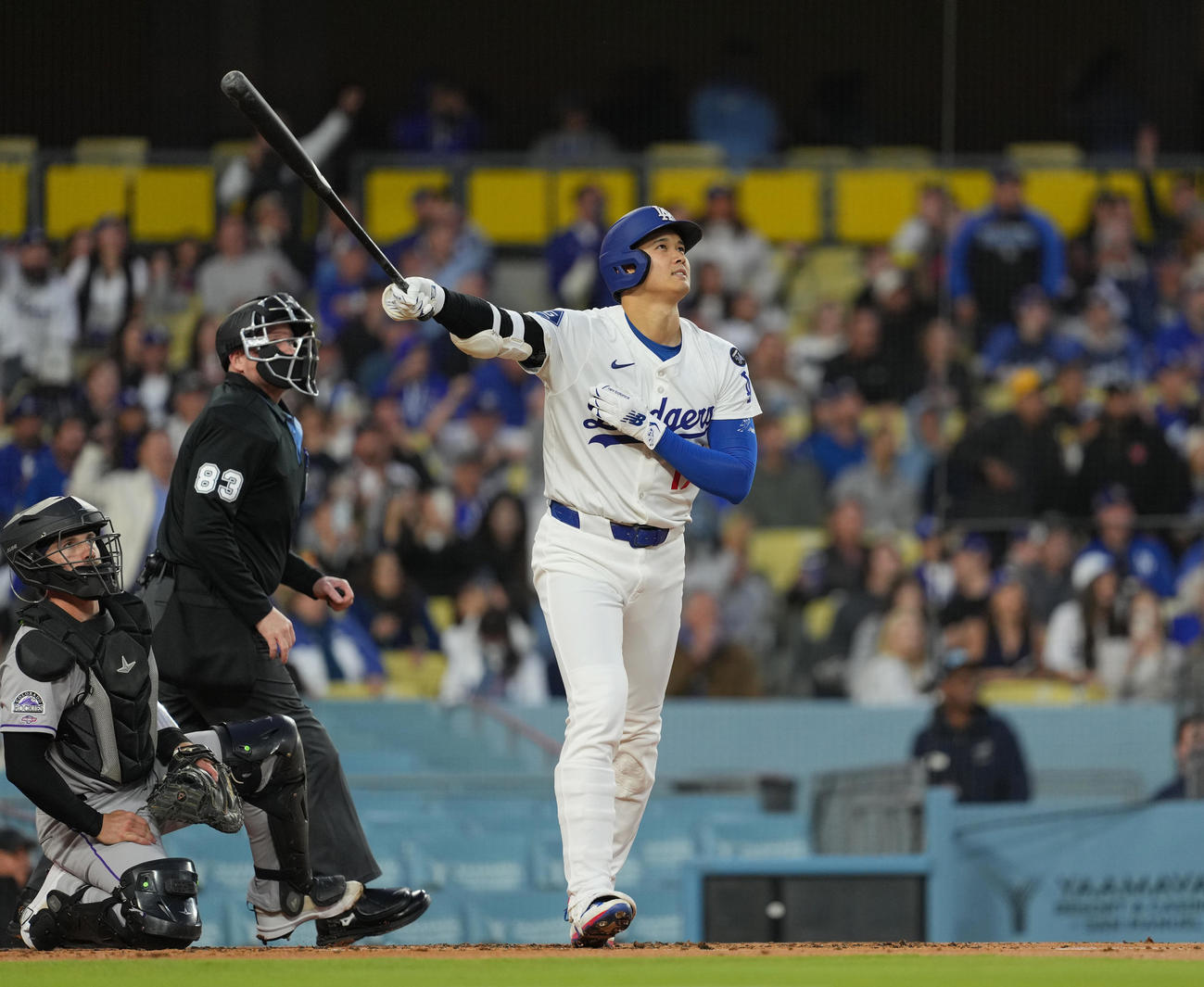 ドジャース対ロッキーズ　1回裏ドジャース無死、右越えに6号ソロ本塁打を放つ大谷（撮影・菅敏）