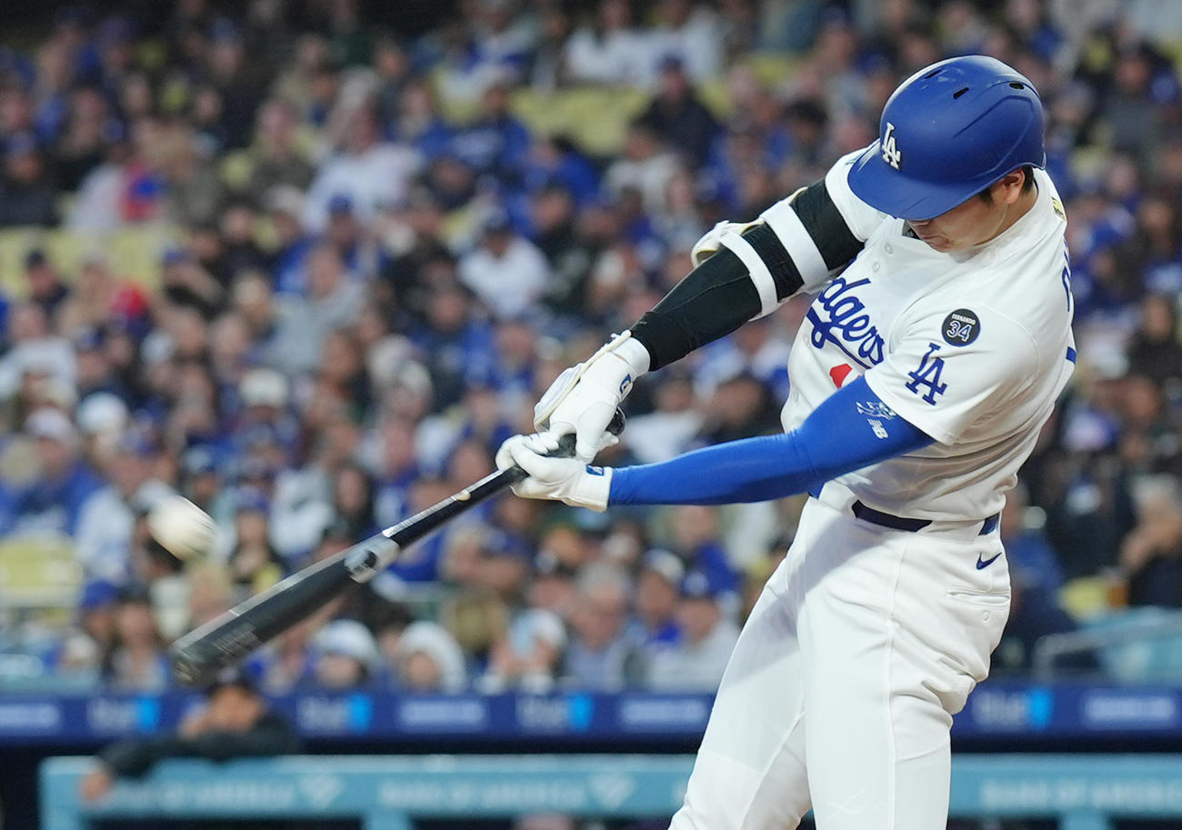 ドジャース対ロッキーズ　1回裏ドジャース無死、右越えに6号ソロ本塁打を放つ大谷（撮影・菅敏）