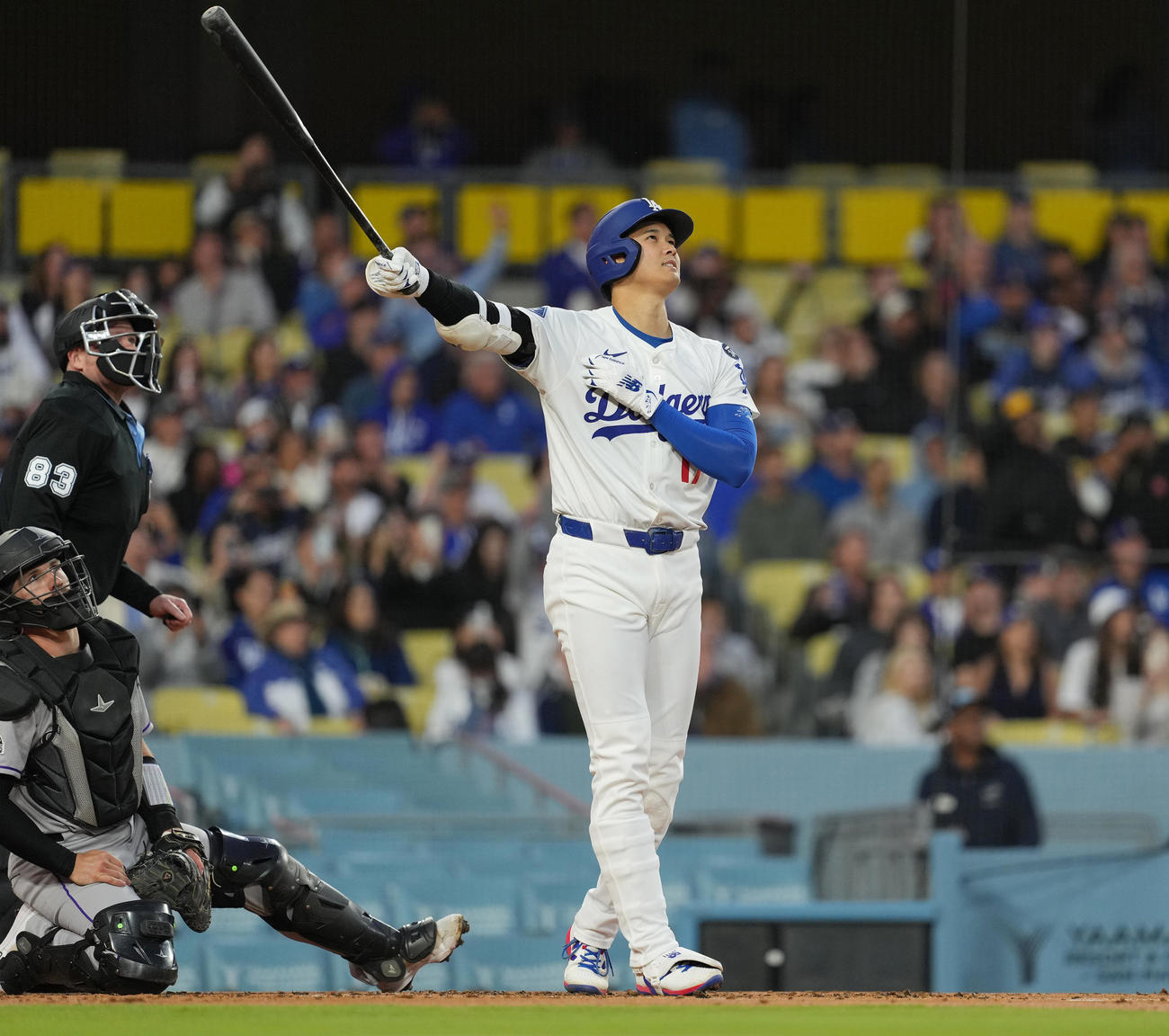 ドジャース対ロッキーズ　1回裏ドジャース無死、右越えに6号ソロ本塁打を放つ大谷（撮影・菅敏）