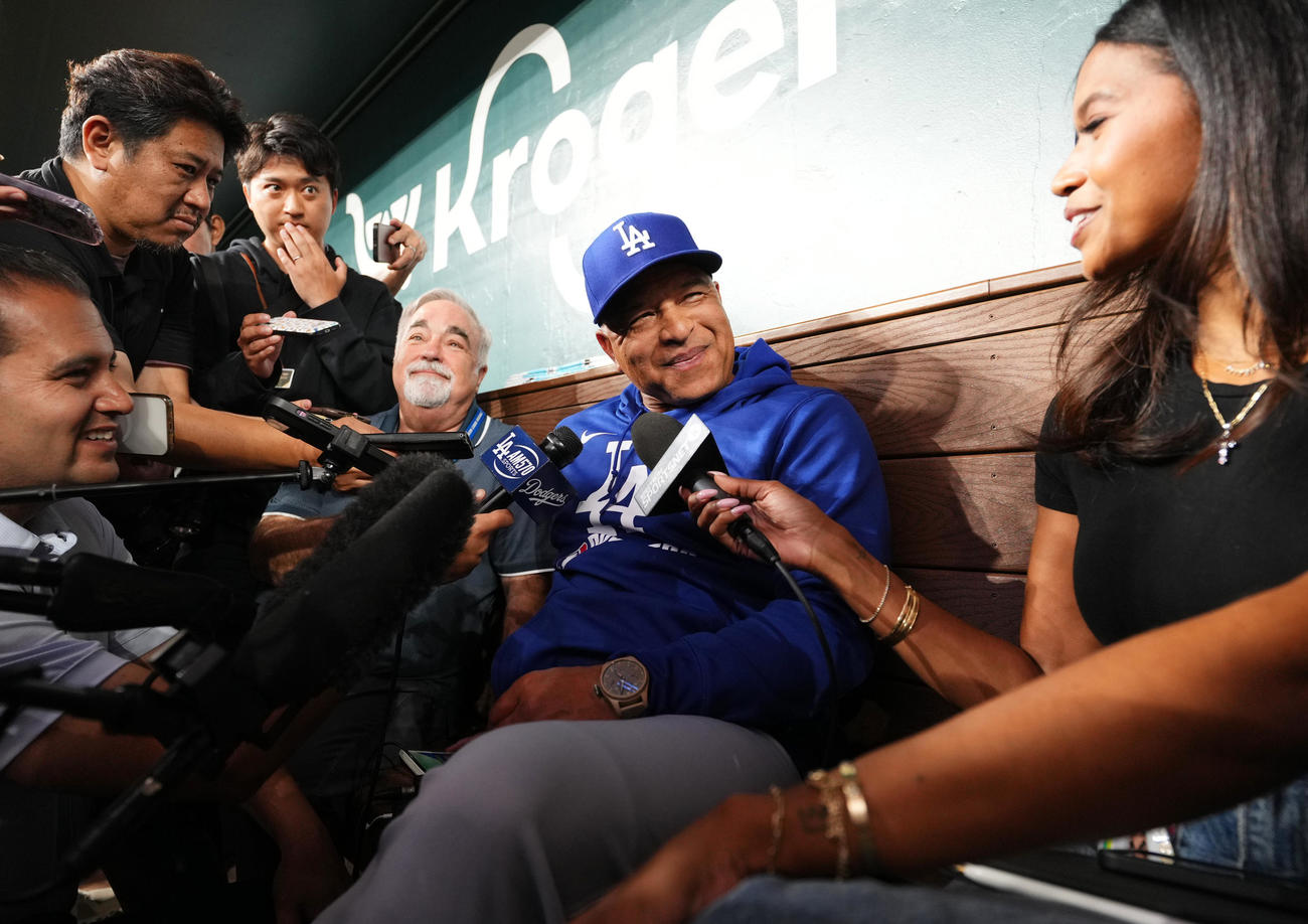 レンジャーズ対ドジャース　試合前、大谷の「父親リスト」入りを笑顔で発表するドジャース・ロバーツ監督（撮影・菅敏）