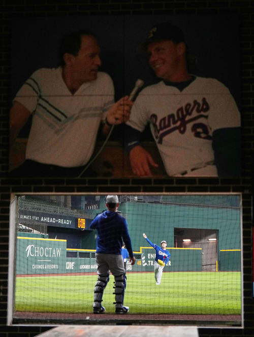 レンジャーズ対ドジャース　試合前、キャッチボールで調整するドジャース佐々木（後方）（撮影・菅敏）