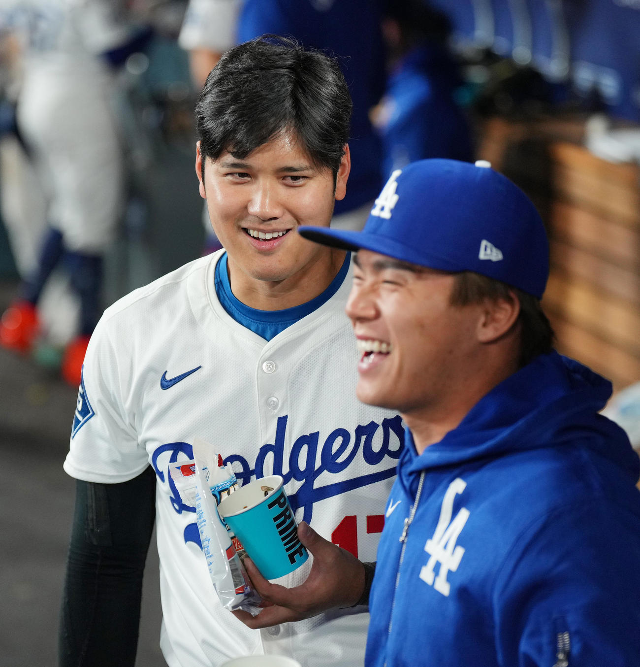 16日のドジャース対ロッキーズ　9回、ベンチで山本（手前）と話すドジャース大谷（撮影・菅敏）