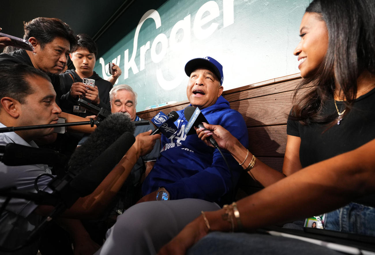レンジャーズ対ドジャース　試合前、大谷の「父親リスト」入りを笑顔で発表するドジャース・ロバーツ監督（撮影・菅敏）