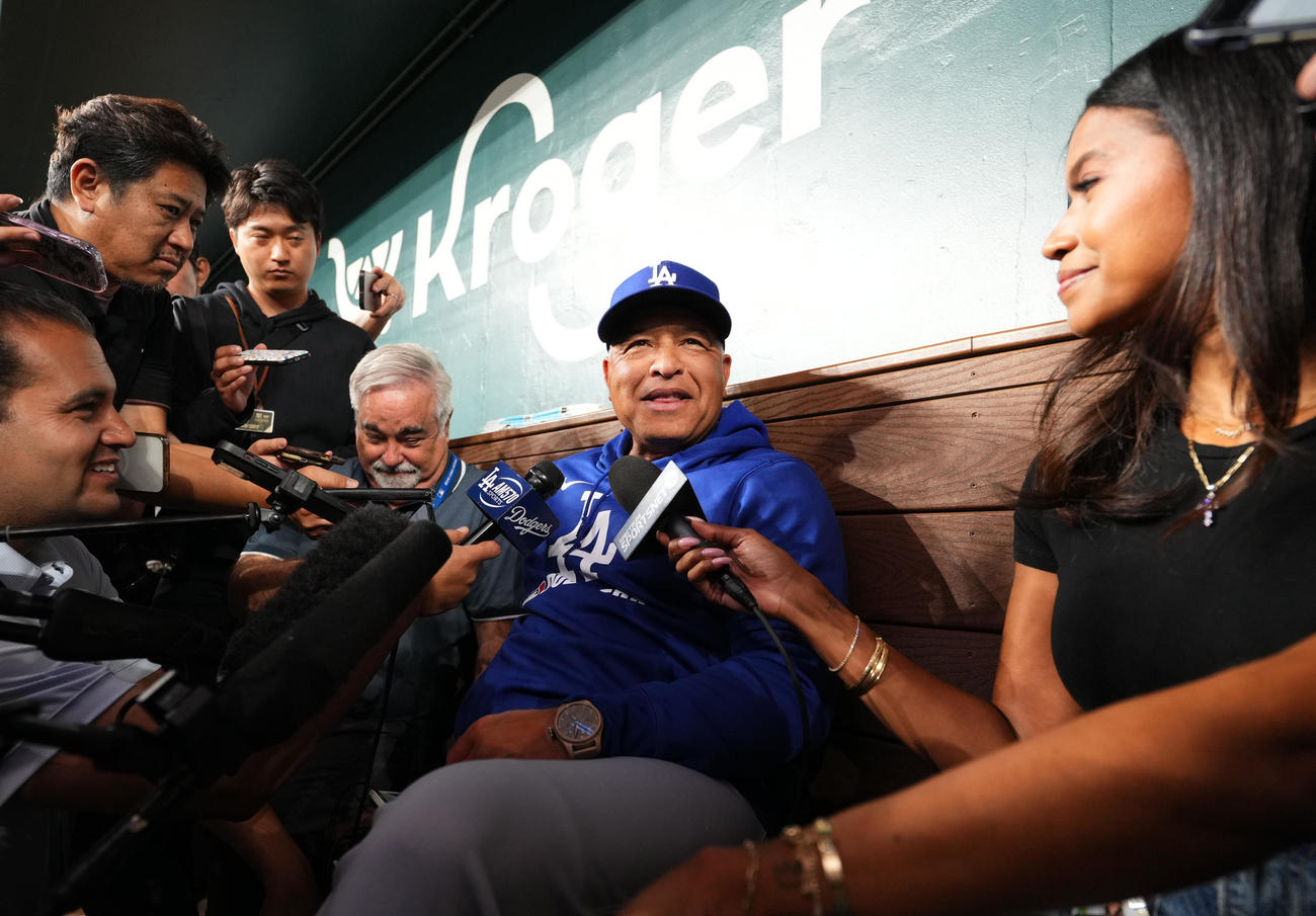 レンジャーズ対ドジャース　試合前、大谷の「父親リスト」入りを笑顔で発表するドジャース・ロバーツ監督（撮影・菅敏）