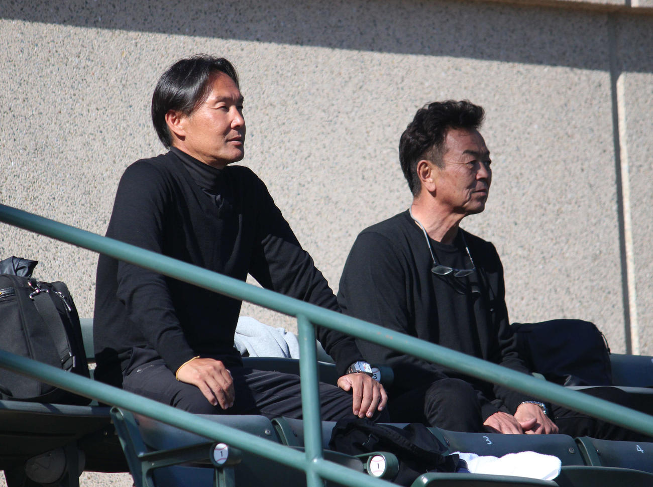 スタンフォード大・佐々木麟太郎の視察に訪れた巨人榑松スカウト部次長スカウトディレクター（左）と水野編成本部長代理スカウト担当（撮影・久保賢吾）