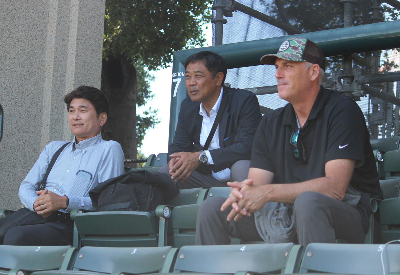 スタンフォード大・佐々木麟太郎の視察に訪れた、左から西武水沢アマチュアスカウトチーフ補佐、秋元副本部長、ホッジス国際スカウト（撮影・久保賢吾）