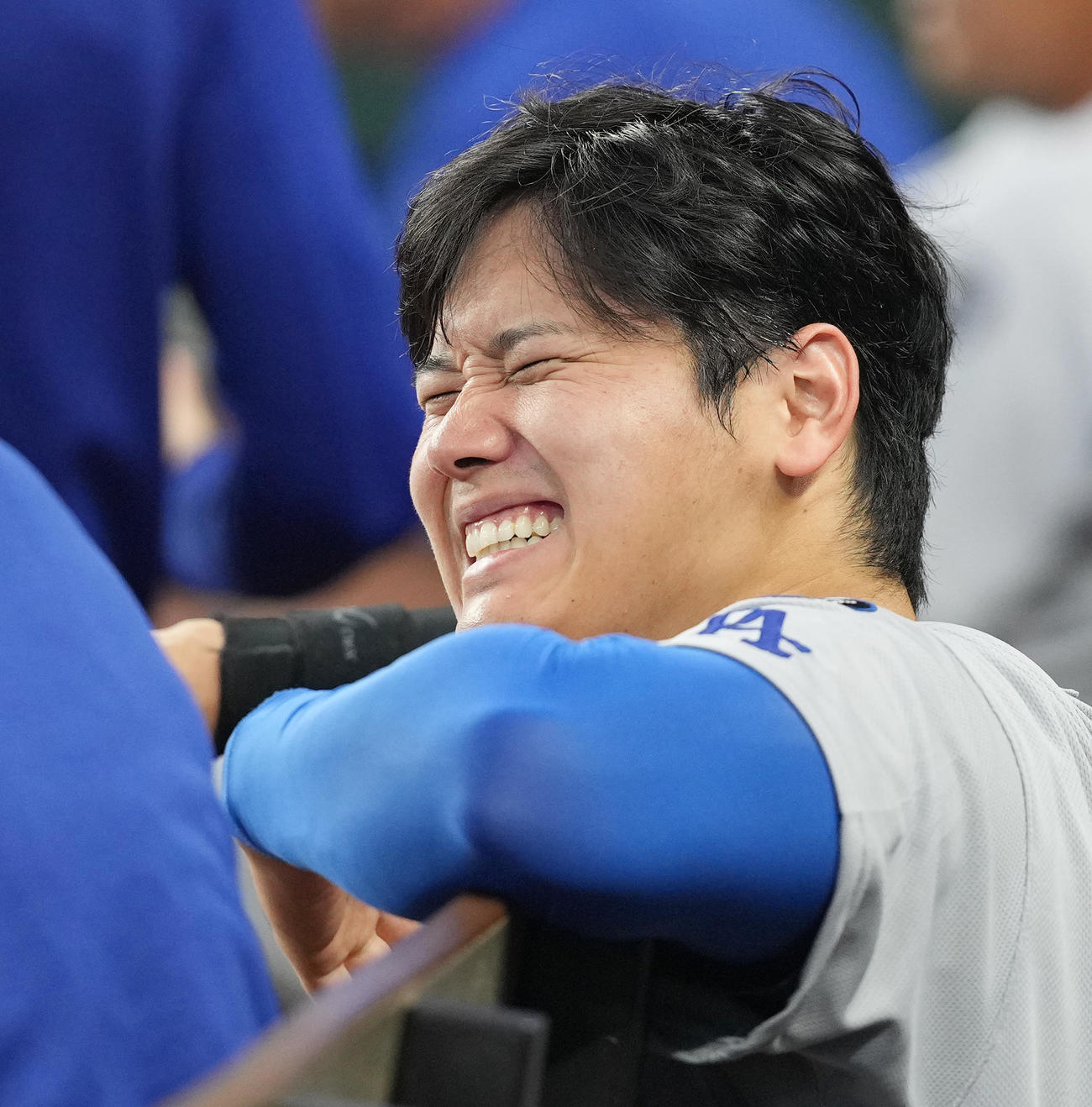 レンジャーズ対ドジャース　試合中、ベンチで笑顔を見せるドジャース大谷（撮影・菅敏）