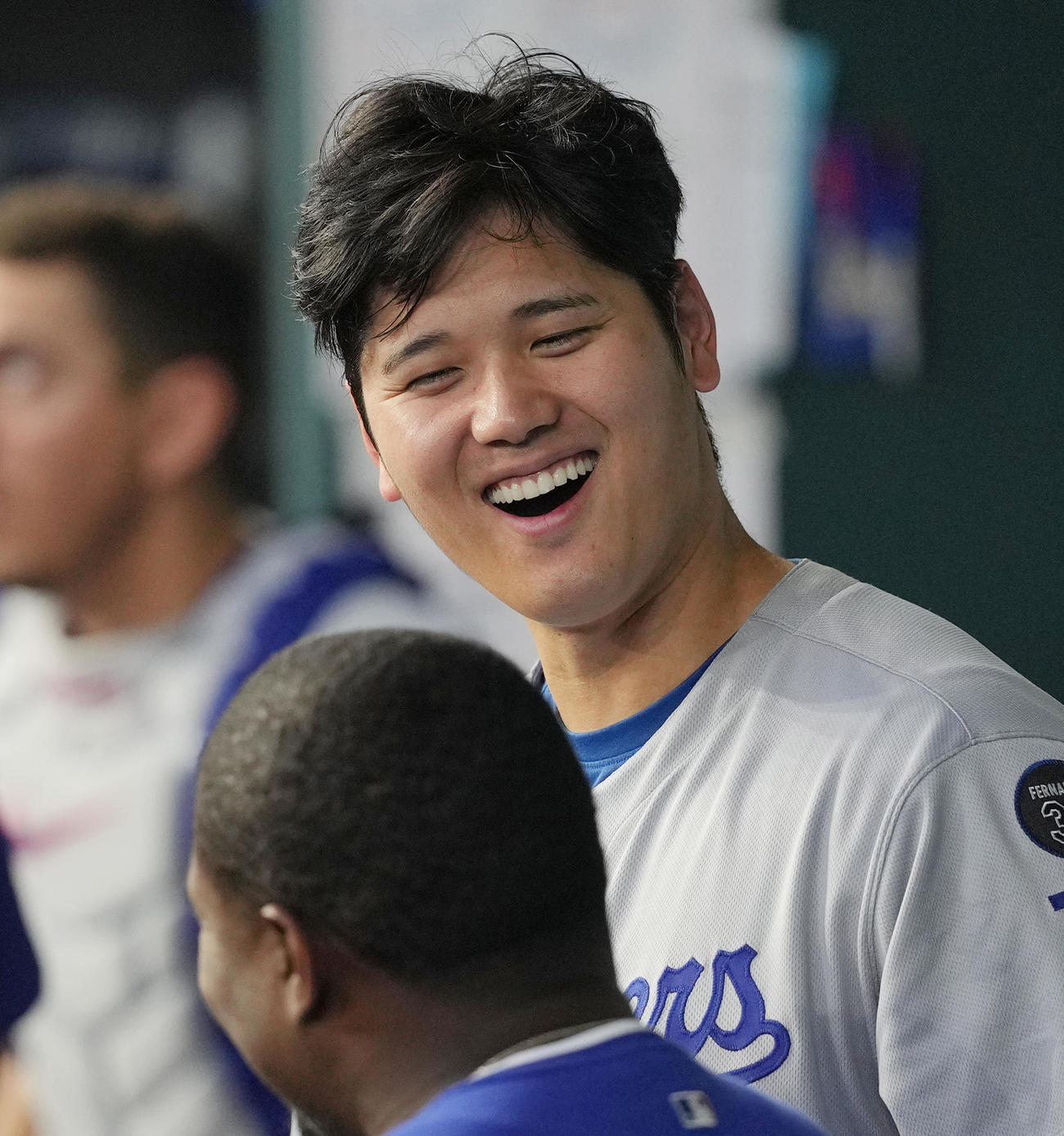 レンジャーズ対ドジャース　試合中、ベンチで笑顔を見せるドジャース大谷（撮影・菅敏）