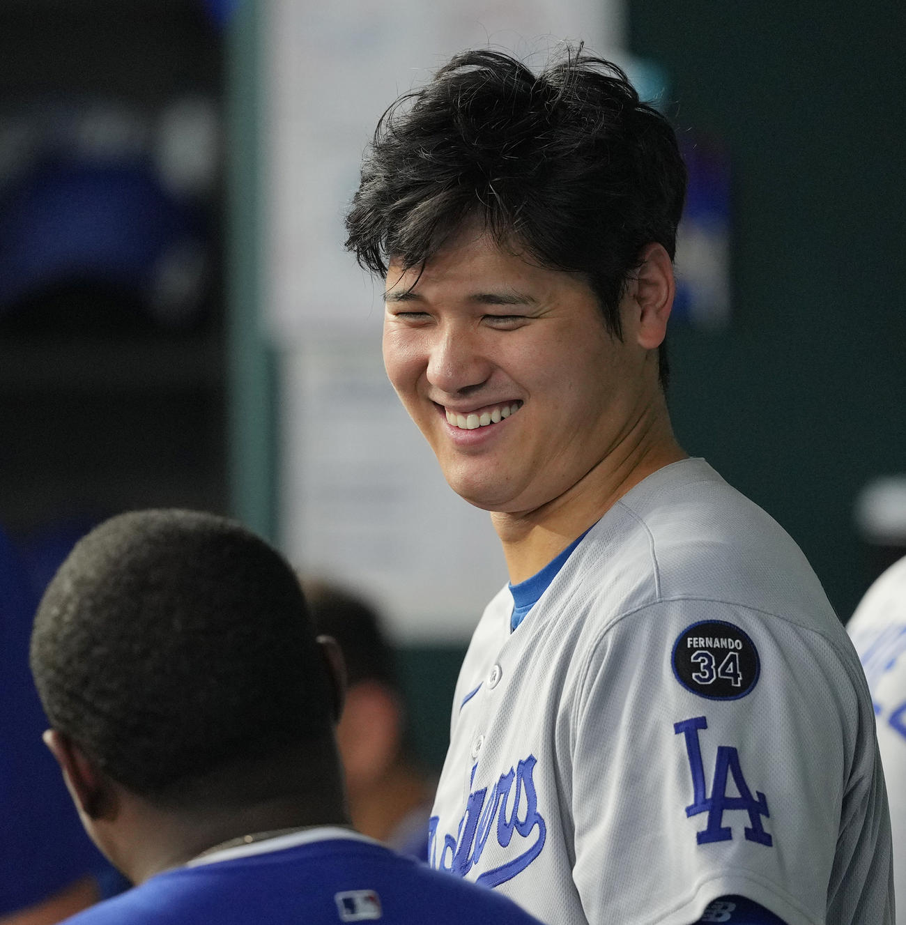 レンジャーズ対ドジャース　試合中、ベンチで笑顔を見せるドジャース大谷（撮影・菅敏）