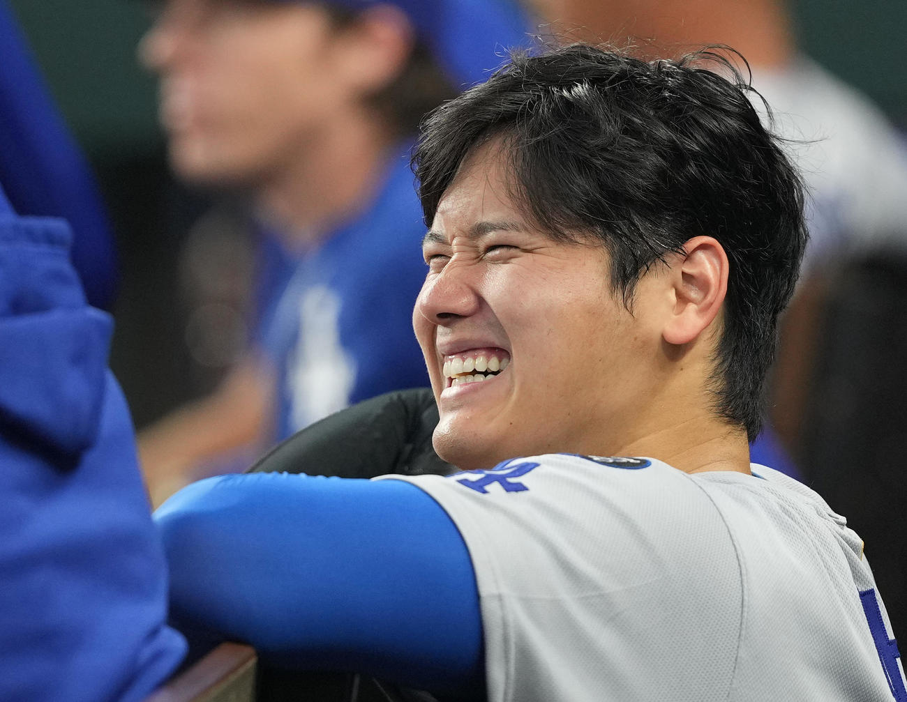 レンジャーズ対ドジャース　試合中、ベンチで笑顔を見せるドジャース大谷（撮影・菅敏）