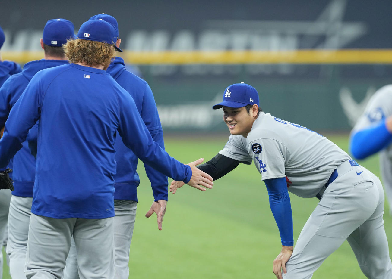 レンジャーズ対ドジャース　試合前、同僚とタッチをするドジャース大谷（右）（撮影・菅敏）