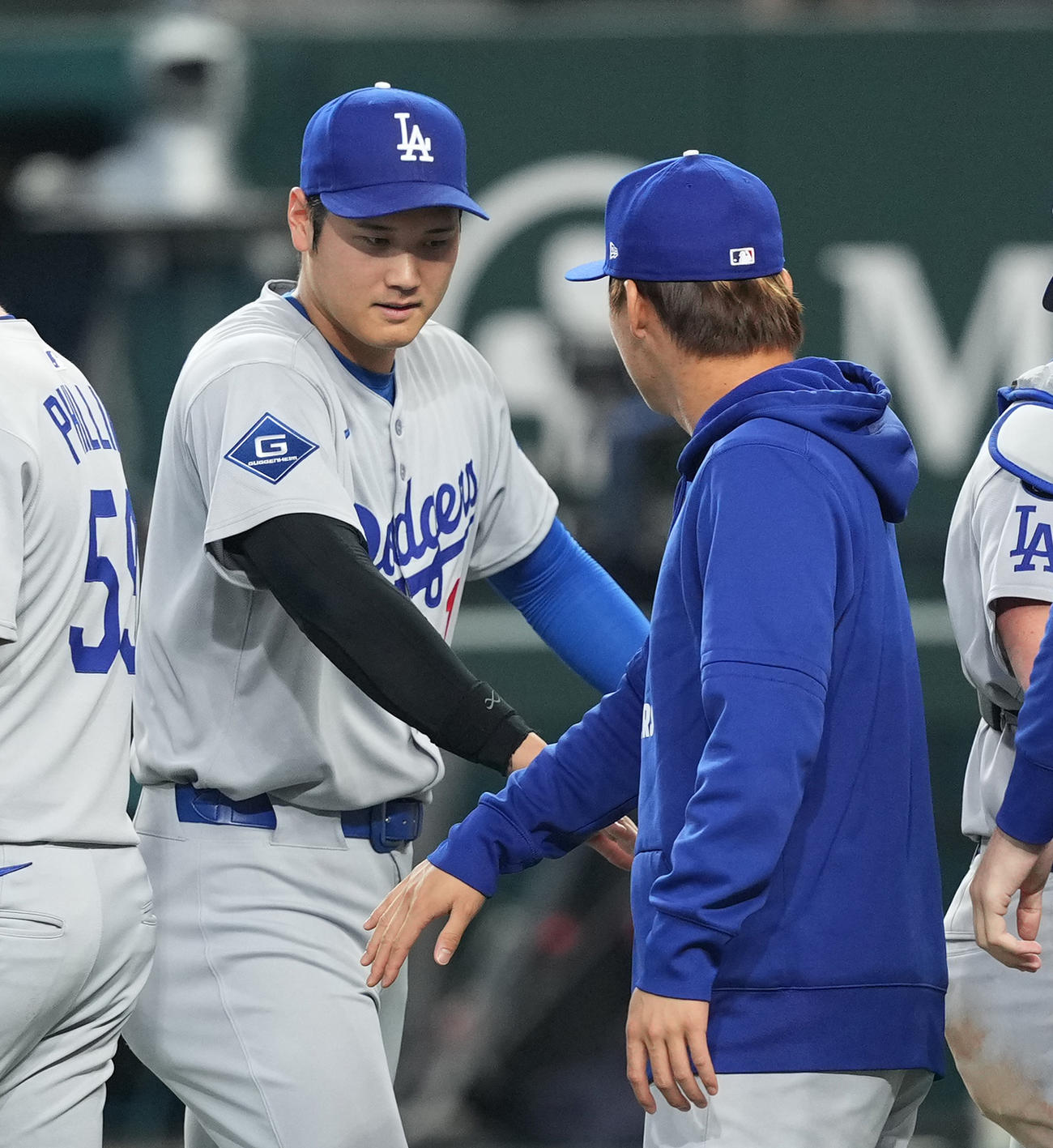 レンジャーズ対ドジャース　レンジャーズに勝利し、山本（右）とタッチをするドジャース大谷（撮影・菅敏）