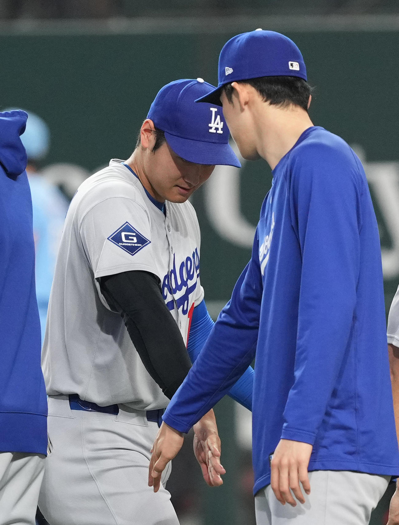 レンジャーズ対ドジャース　レンジャーズに勝利し、佐々木（右）とタッチをするドジャース大谷（撮影・菅敏）