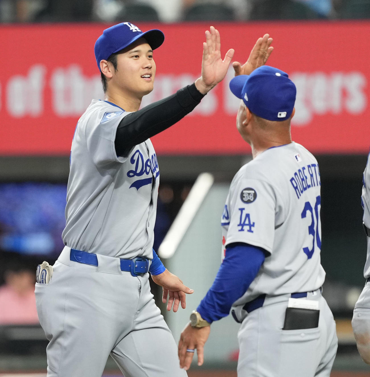 レンジャーズ対ドジャース　レンジャーズに勝利し、ロバーツ監督（右）とタッチをするドジャース大谷（撮影・菅敏）
