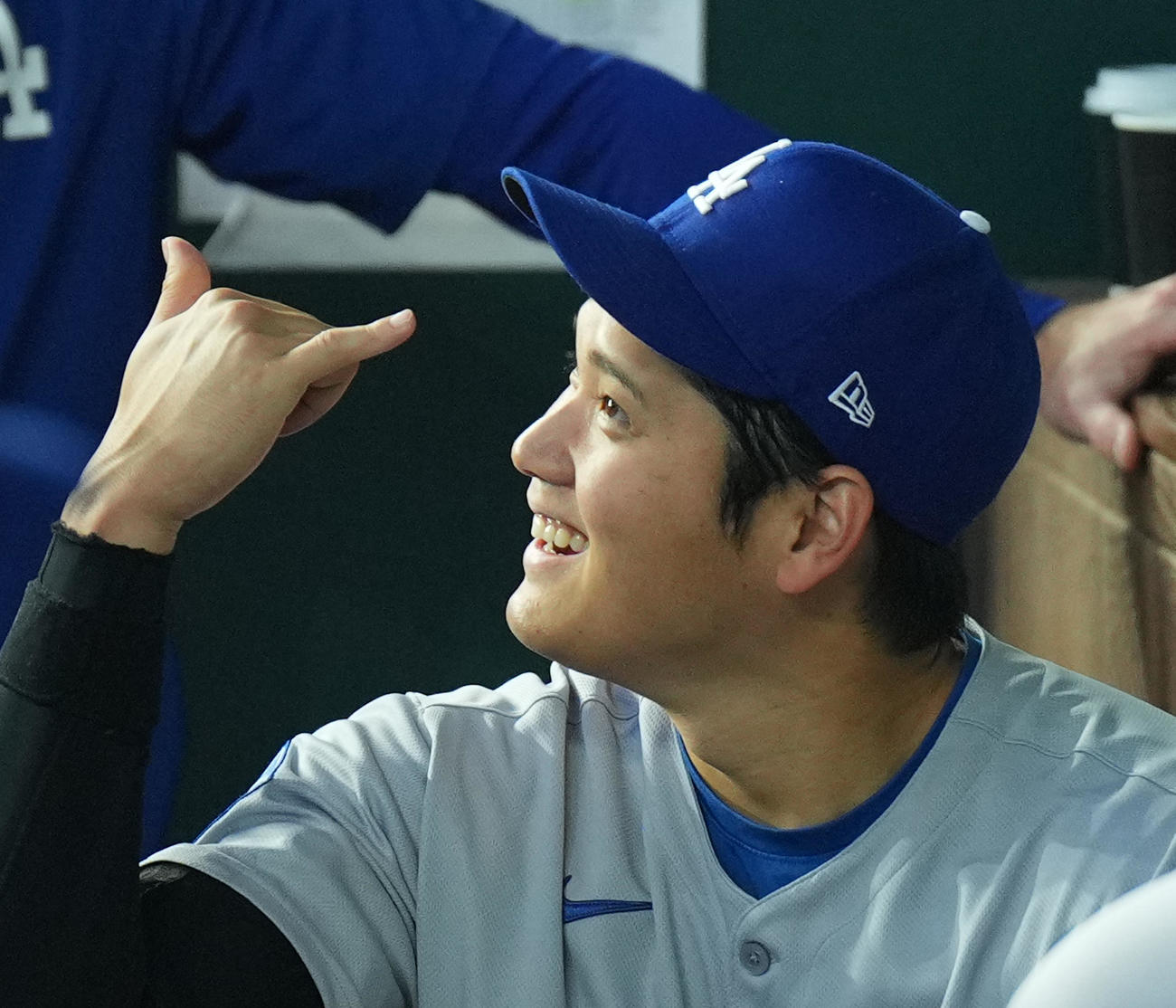 レンジャーズ対ドジャース　試合前、ベンチでポーズをとる大谷（撮影・菅敏）
