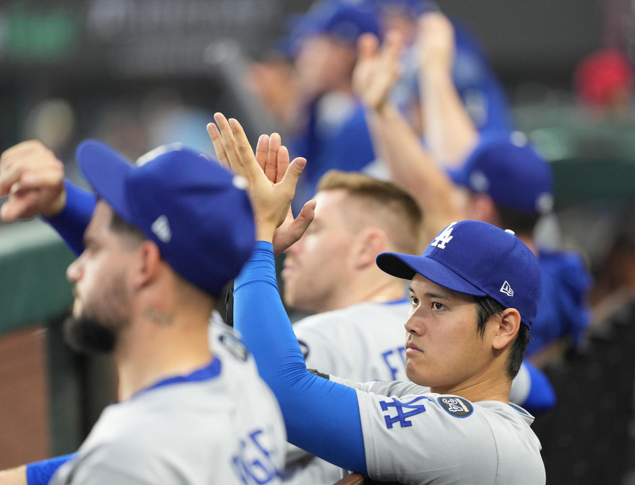 レンジャーズ対ドジャース　試合中、ベンチから同僚に拍手を送るドジャース大谷（撮影・菅敏）