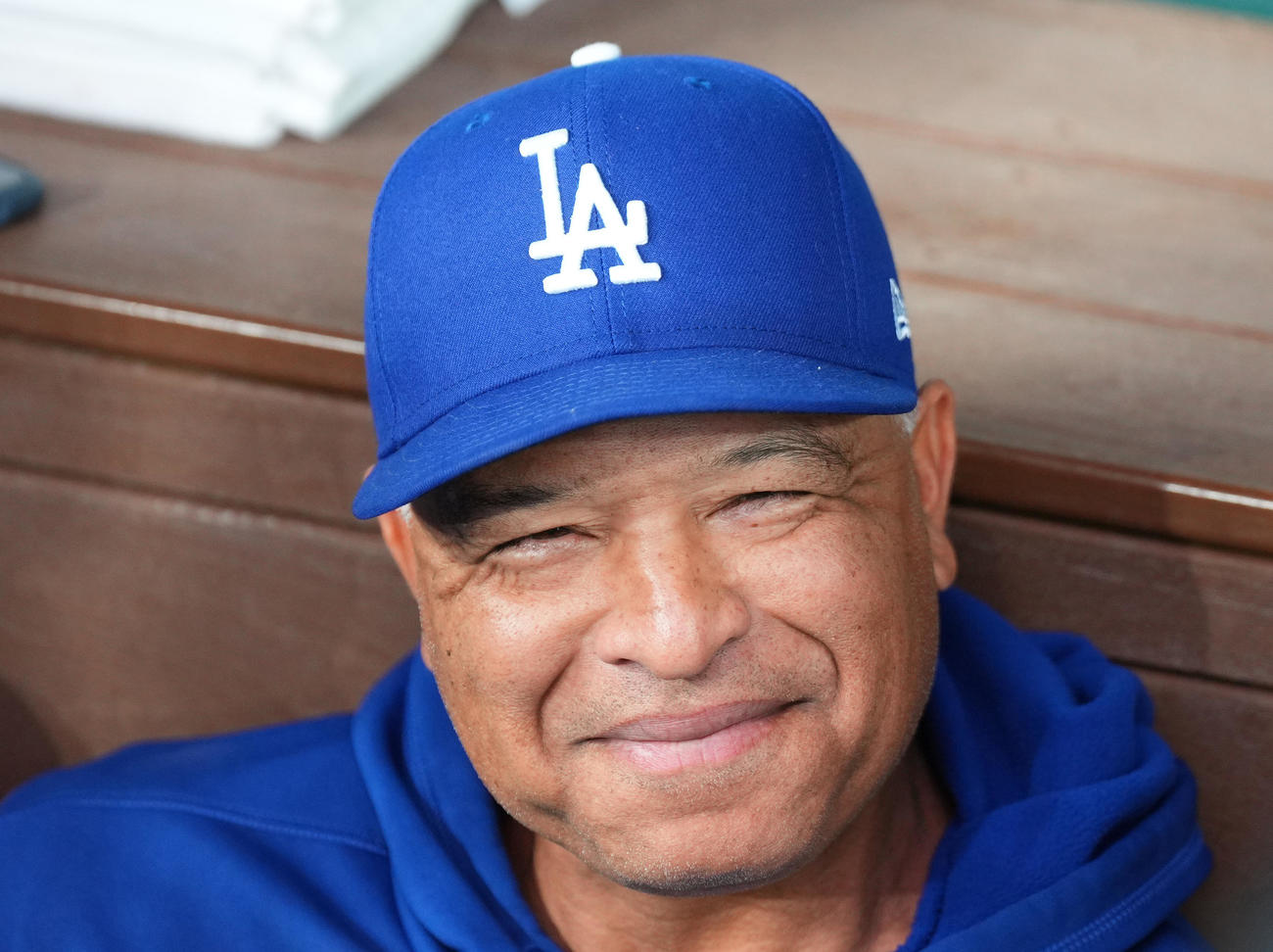 レンジャーズ対ドジャース　試合前、記者の質問に答えるドジャース・ロバーツ監督（撮影・菅敏）